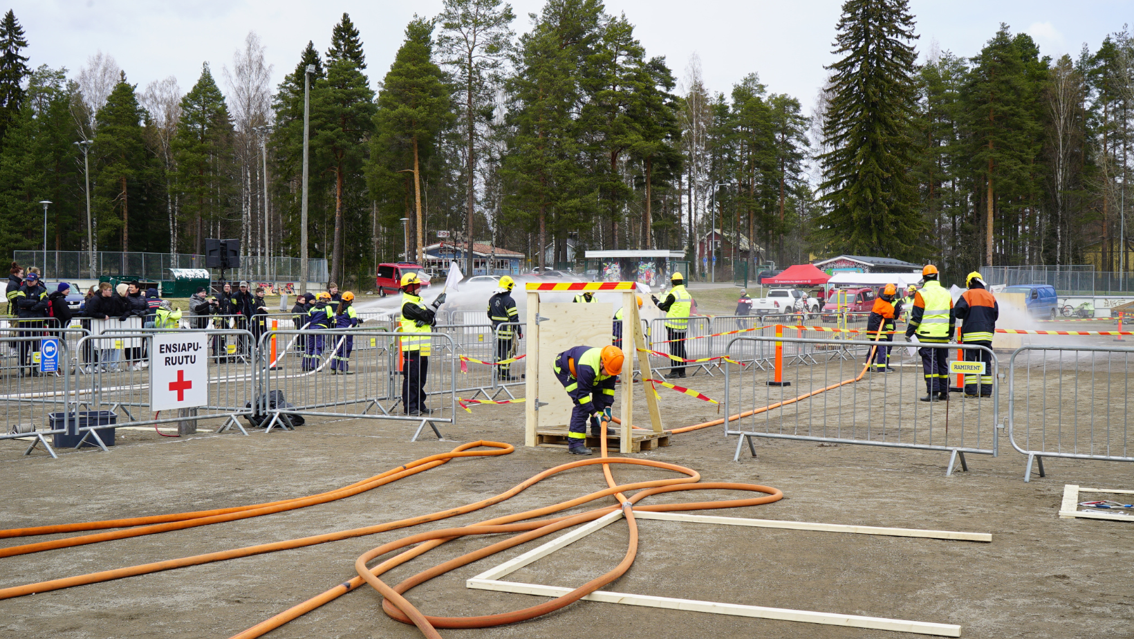 Palokuntanuoria Veikon Maljan kalustoradalla.